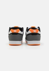 DC sneaker, szürke bőrből és hálós anyagból készült felsőrésszel, narancs színű kiegészítőkkel és fehér részletekkel, texturált gumitalppal és párnázott bokarésszel.