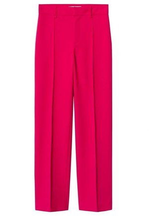 Pantalones entallados de color rosa brillante con cintura alta, trabillas para cinturón y pliegues frontales marcados, mostrados planos sobre un fondo blanco.