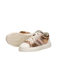 Metalen roségouden sneakers met een gestructureerde afwerking, witte rubberen neuskap en zijstrepen in een reptielenpatroon. Witte veters en zool.