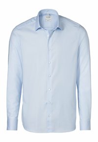 Chemise bleu clair à manches longues en tissu lisse. Dotée d'un col classique et d'une fermeture à boutons sur le devant avec des coutures verticales sur les épaules.
