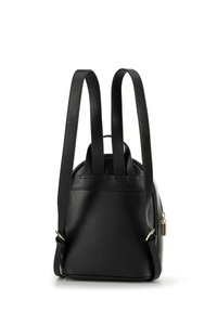 Černý kožený batoh s texturovaným povrchem, zaobleným tvarem, dvěma nastavitelnými popruhy a zipovou postranní kapsou se zlatým kováním.