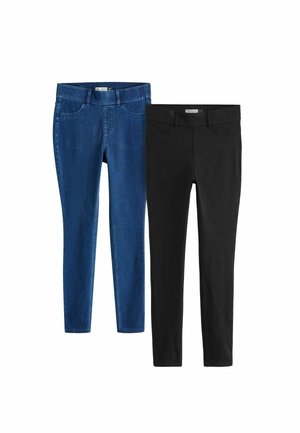 Due paia di pantaloni aderenti: a sinistra in denim blu scuro, a destra in tessuto nero. Entrambi presentano una vita classica e semplici tasche frontali.