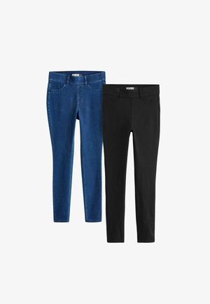 Două perechi de pantaloni ajustați: stânga în denim albastru închis, dreapta din material negru. Ambele au un talie clasică și buzunare frontale simple.