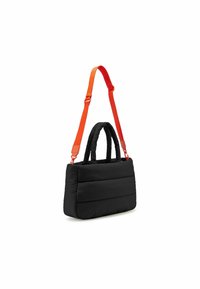 Borsa tote nera imbottita con tracolla regolabile arancione, caratterizzata da una forma strutturata e manici superiori. Texture liscia con cuciture orizzontali.