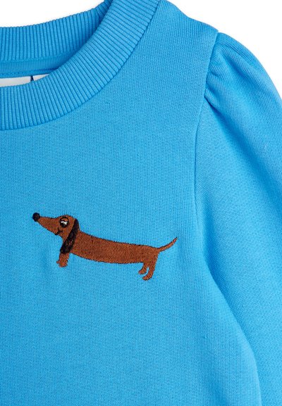 Blå stickad sweatshirt med en brun broderad taxdesign på framsidan, med en ribbad halsringning och textil med struktur.