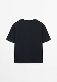 Sort, kortærmet t-shirt med rund hals, lavet af et glat stof. Har et enkelt, rent design uden synlige logoer eller mønstre.