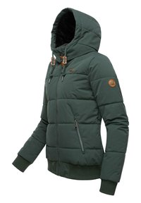 Žalias pūkinis švarkas su gaubtu, tekstūruotas audinys, oranžiniai detalės, priekinė užtrauktuko kišenė bei elastiniai rankogaliai ir apačia.