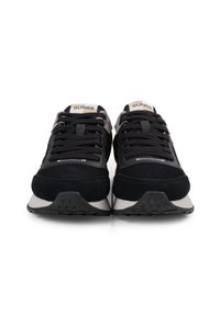 Sneaker in suede nera e rete con dettagli grigio chiaro, caratterizzate da una suola in gomma bianca spessa e lacci neri. Logo "SUN68" sulla linguetta.
