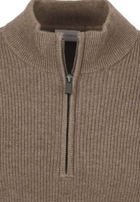 Bruine geribbelde trui met een hoge kraag en een korte rits. De textuur is zacht, met subtiele patronen en een klassiek ontwerp.