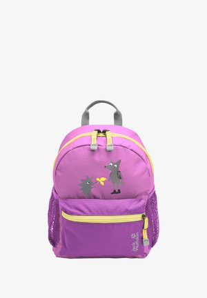 Petit sac à dos violet pour enfants avec des fermetures éclair jaunes, une poignée grise, des poches latérales en filet, et un dessin animé de loup et de hérisson avec une feuille jaune.