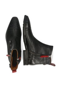 Botas de cuero negro con punta afilada, patrones texturizados, cremallera lateral y detalles en rojo. Superficies lisas y embosadas en toda la bota.