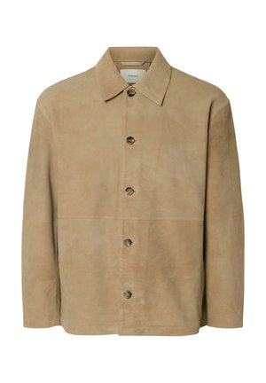 Veste en daim beige avec manches longues, un col, et cinq boutons sur le devant, alignés au centre.