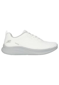 Weiße Sportschuhe mit strukturiertem Strick-Obermaterial, Schnürverschluss und einer hellgrauen, gepolsterten Sohle mit Wellenmustern.