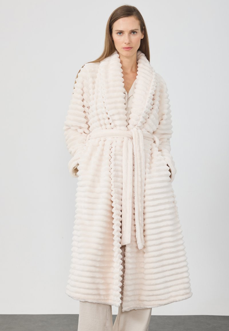 Luftig beige kimono med et teksturert, ribbestrikket mønster, som har bred krage, lange ermer og et matchende belte, som faller under kneet.