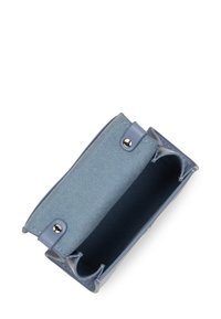 Pochette rettangolare di pelle blu chiaro con linguetta in tessuto morbido fissata da due bottoni a pressione argentati, che mostra un interno vuoto.