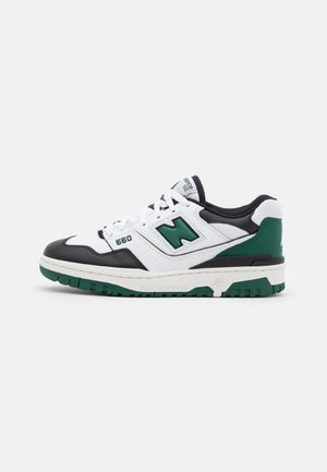 Low-top New Balance 550 lenkkarit valkoisena, mustana ja vihreänä, nauhallisella suljennalla ja kuvioidulla kumipohjalla.