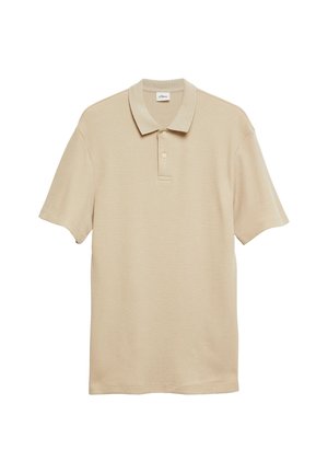 Beżowa koszulka polo z krótkim rękawem z teksturowanej tkaniny, z dwuguzikowym rozporkiem i standardowym kołnierzem na białym tle.