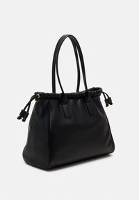 Mustavihreä nahkakäsilaukku, jossa on nyöri suljenta, kaksi pitkää kahvaa ja rypistynyt yläosa. Sileä pinta ja pyöreä muoto.