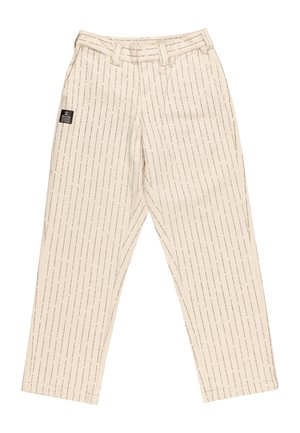 Beige Hose mit vertikalem Textmuster, die über einen Gürtelschlaufen, Seitentaschen und ein schwarzes Markenlabel auf der linken Seite verfügt.