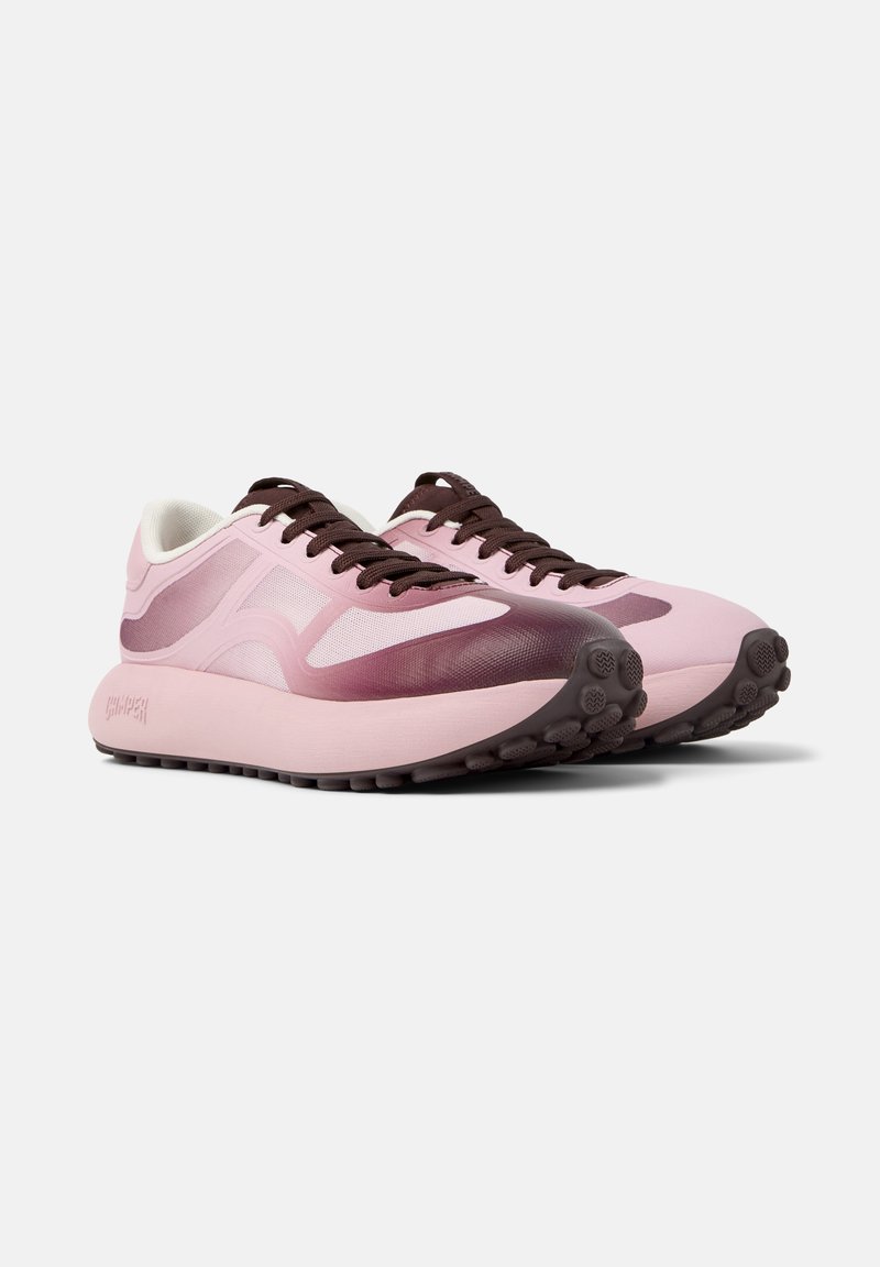 Zwei stylische Laufschuhe sind zu sehen, mit einem Farbverlauf in Rosa und dunkelbraunen Schnürsenkeln, sowie einer dicken, strukturierten Sohle für guten Halt.