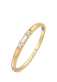 Guldring med en glat ring af to runde ædelstene og en rektangulær sten i centrum, der fremhæver klare facetterede overflader.