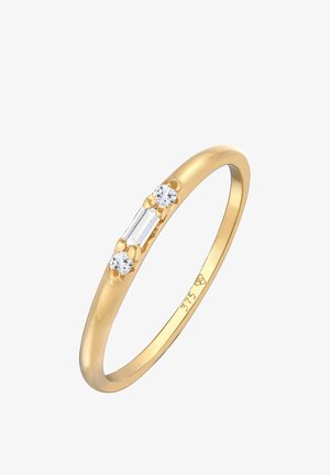 Goldring mit einem glatten Band, zwei runden Edelsteinen und einem rechteckigen Stein in der Mitte, der klare, facettierte Oberflächen hervorhebt.
