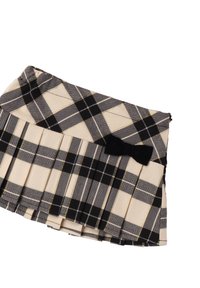 Zwart en beige geruite geplooide rok met een gestructureerde afwerking, voorzien van een zwarte strikaccent op de tailleband en contrasterende gouden stiksels.