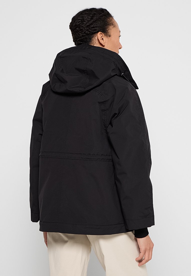 Schwarze Kapuzenjacke mit glatter Textur, taillierter Passform und sichtbaren Nähdetails, ausgestattet mit einer lockeren Silhouette und verstellbarer Kapuze.
