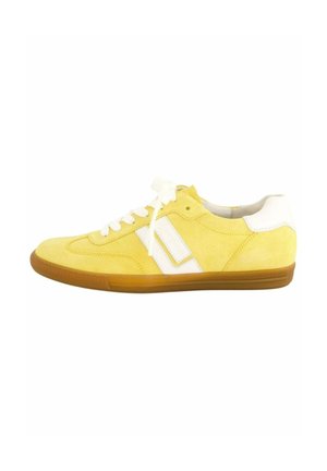 Gelbe Wildledersneaker mit weißen Akzenten, runder Zehenpartie und flacher Gummisohle. Verfügt über weiße Schnürsenkel und ein kantiges Seitendesign.