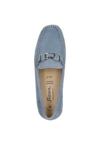 Hellblaues Wildleder-Mokassin mit runder Zehenpartie, dekorativem Metallkettendetail und kontrastierenden Nähten. Innen beschriftet mit "Sioux Super Soft."