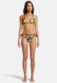 Ensemble de bikini avec un motif floral, présentant des fleurs colorées roses et jaunes sur un fond bleu marine. Haut triangulaire avec des bretelles ajustables.