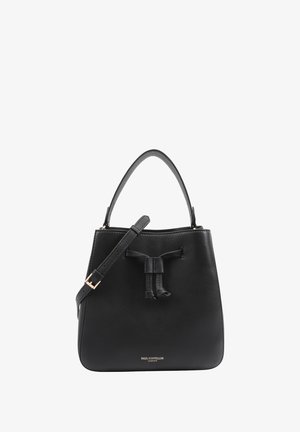 Zwarte leren emmer bag met een gestructureerde afwerking, verstelbare schouderriem, bovenhandgreep en een trekkoordsluiting. Gouden brandingdetail.