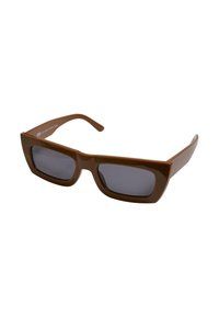 Brune rektangulære solbriller med mørke glass, tykke plastrammer og lett avsmalnende armer. Glatt tekstur med et minimalistisk design.