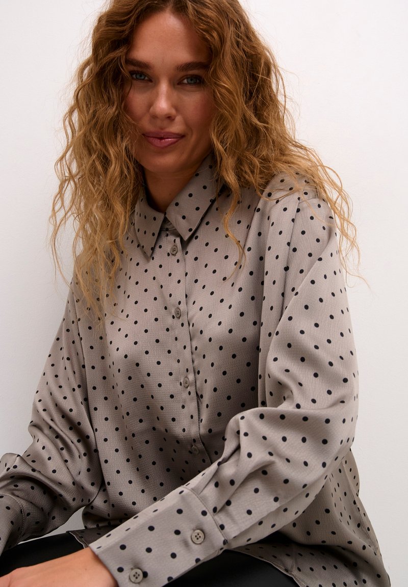 KAFFE Amber Blouse Camicia Donna A Maniche Lunghe In Viscosa, Scollo A V Profondo, Vestibilità Comoda, Fluida