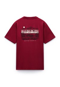 Camiseta de algodón burdeos con mangas cortas, cuello redondo y un diseño gráfico de montañas y sol en la parte trasera con el texto "NAPAPIJRI".
