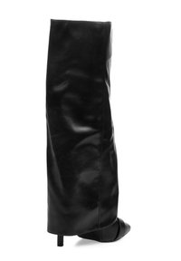 Bota alta negra hasta la rodilla hecha de cuero liso, con una silueta ajustada, punta afilada y tacón bajo. Diseño minimalista sin herrajes visibles.