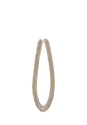 Collier multi-rangs composé de chaînes argent et or alternées reliées entre elles, fermé par un fermoir rond en haut.