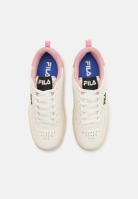 Weiße Leder-Sneaker mit pinken Akzenten, runder Zehenform, durchbrochenem Design und blauem Fußbett. Fila-Logo auf der Zunge und Seite. Gummilaufsohle.