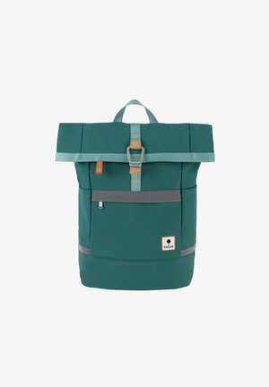 Sac à dos roulé en teal fabriqué à partir d'un tissu durable, avec une poche avant, des accents gris, une boucle beige et une poignée supérieure pour un transport facile.