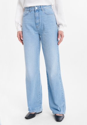 Jeans de mezclilla de tiro alto en azul claro con corte de pierna ancha. Presentan un diseño clásico de cinco bolsillos y costuras tonales. Textura suave.