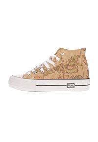 Sneakers alte con tomaia in tessuto stampato beige a mappa, lacci bianchi, punta in gomma e striscia nera lungo la suola.