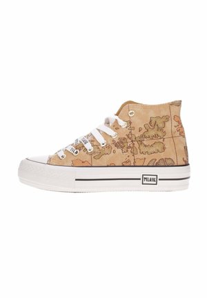 Sneakers alte con tomaia in tessuto stampato beige a mappa, lacci bianchi, punta in gomma e striscia nera lungo la suola.