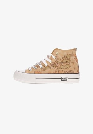 Zapatillas altas con una parte superior de tela con impresión de mapa en color beige, cordones blancos, punta de goma y una franja negra a lo largo de la suela.