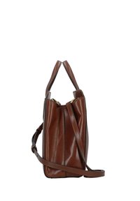 Borsa a mano in pelle marrone con design strutturato, dotata di manici superiori doppi e tracolla rimovibile. Texture liscia e chiusura con cerniera.