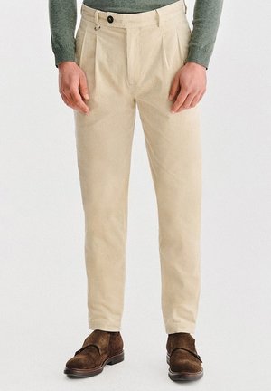 - Spodnie materiałowe