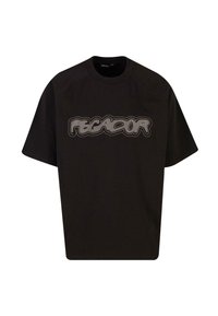 Sort oversized t-shirt lavet af bomuld, med et bølget hvidt grafisk logo på forsiden. Korte ærmer og rund hals design.