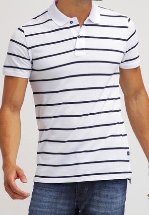 Biała koszulka polo z granatowymi poziomymi paskami, z guziczkowym kołnierzykiem i krótkimi rękawami. Materiał wydaje się lekki, z teksturowanym wykończeniem.