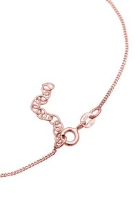 Rosenfarvet kædehalssmykke med et snoet led-design. Udstyret med en lobster clasp og en forlængerkæde for justerbar længde. Glat overflade.