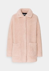 Abrigo de color rosa claro, esponjoso, hecho de un tejido texturizado y suave. Presenta un cuello con solapa y dos bolsillos frontales. Diseño simple de apertura frontal.
