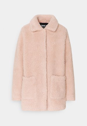 Cappotto fluffy rosa chiaro realizzato in un tessuto morbido e testurizzato. Presenta un colletto e due tasche frontali. Design semplice con apertura frontale.